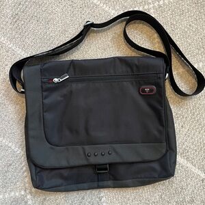 Tumi T-Tech Black Laptop Commuter Messenger Bag Lightweight Professional Secure